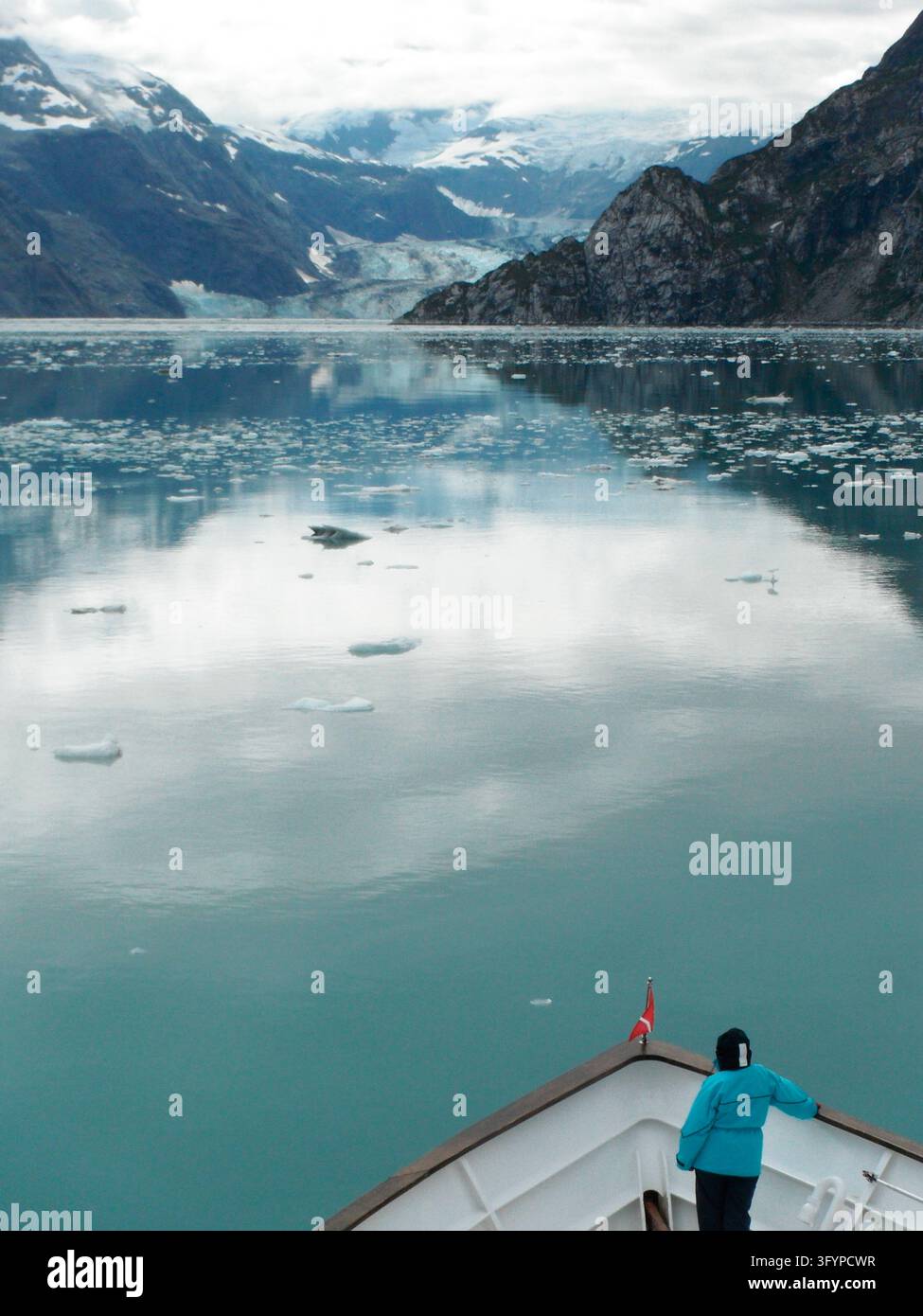 Un visiteur prenant des photos au milieu de la nature sauvage spectaculaire du Glacier Bay National Park & Preserve en Alaska, États-Unis. Le parc présente des glaciers étendus, des pics montagneux imposants, des fjords profonds et des écosystèmes côtiers riches, offrant des paysages emblématiques pour la photographie de paysage et l'exploration en plein air. Les photographes et les voyageurs se rassemblent ici pour enregistrer l'environnement naturel subarctique immaculé, les paysages sauvages et les habitats protégés caractéristiques du sud-est de l'Alaska. Une version optimisée d'une image du US National Park Service. Crédit : NPS Banque D'Images