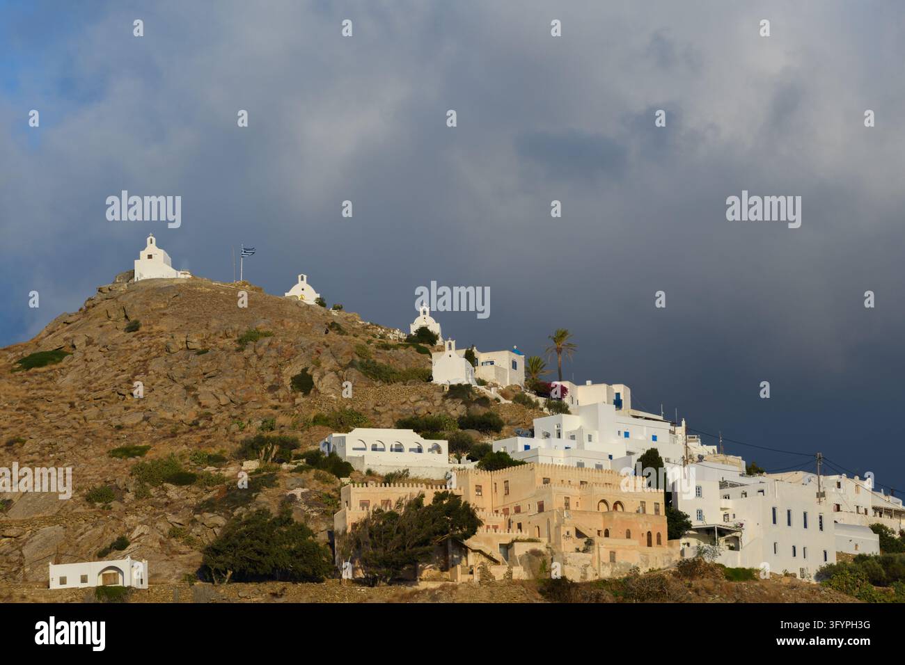 Les chapelles du sommet d’Agios Nikolaos, Agios Georgios et Agios Eleftherios surplombant Chora et le port sur l’île grecque d’Ios. Banque D'Images