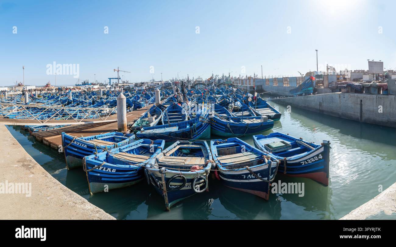 Essaouira, Maroc - 17 septembre 2022 : bateaux de pêche traditionnels bleus amarrés dans le port d'Essaouira. Les bateaux de pêche bordent le port, apportant la journée Banque D'Images