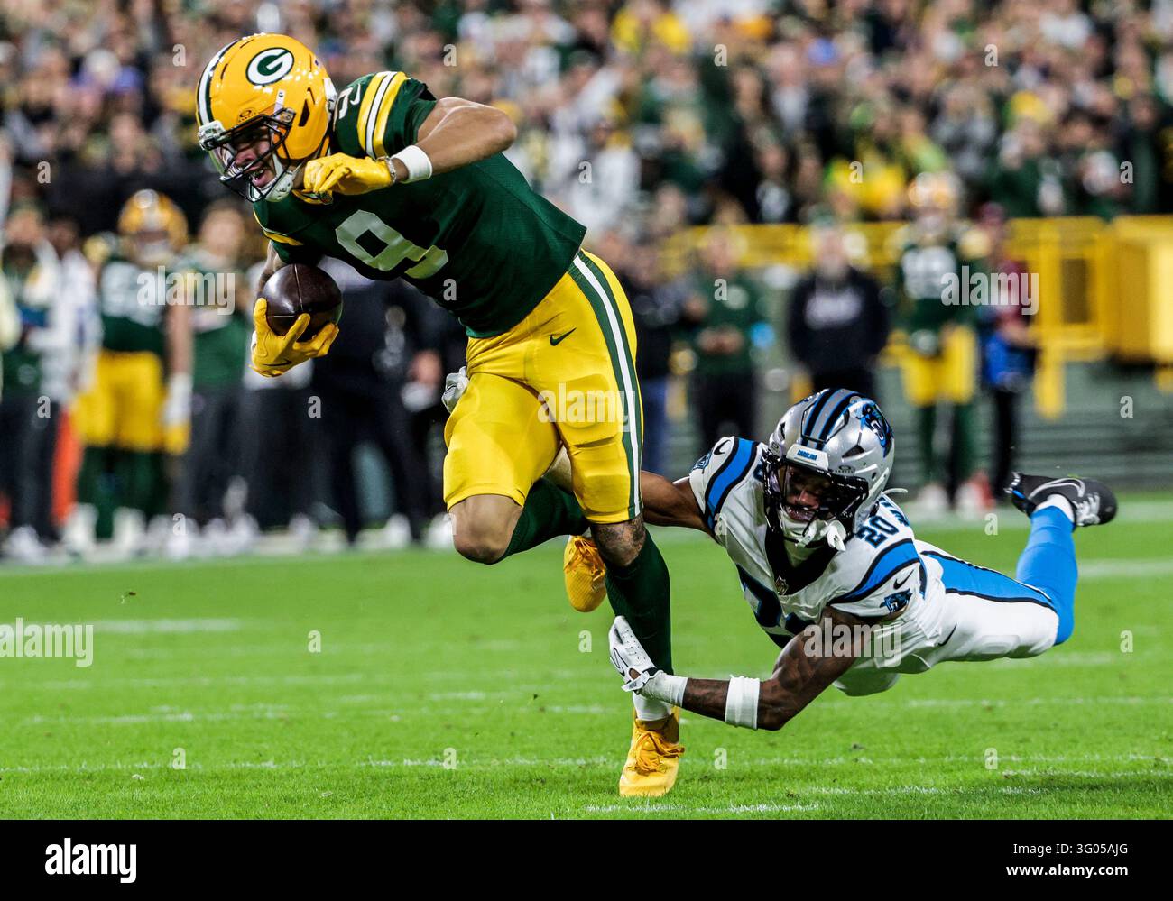 Green Bay, États-Unis. 29 octobre 2026. Christian Watson (L), wide receiver des Green Bay Packers, est plaqué par Zakee Wheatley (R), safety des Carolina Panthers, lors de la première mi-temps du match NFL entre les Carolina Panthers et les Green Bay Packers au Lambeau Field à Green Bay, Wisconsin, le jeudi 29 octobre 2026. Photo de Tannen Maury/UPI Credit : UPI/Alamy Live News Banque D'Images