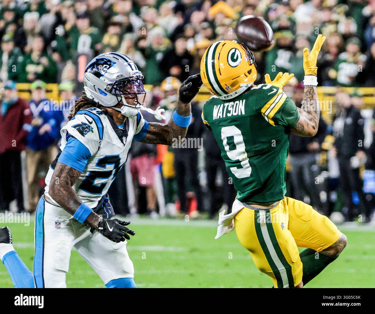 Green Bay, États-Unis. 29 oct., 2026. Le wide receiver des Green Bay Packers Christian Watson attrape une passe devant le cornerback des Carolina Panthers Will Lee III lors de la première mi-temps du match NFL entre les Carolina Panthers et les Green Bay Packers au Lambeau Field à Green Bay, Wisconsin le jeudi 29 octobre 2026. Photo de Tannen Maury/UPI Credit : UPI/Alamy Live News Banque D'Images