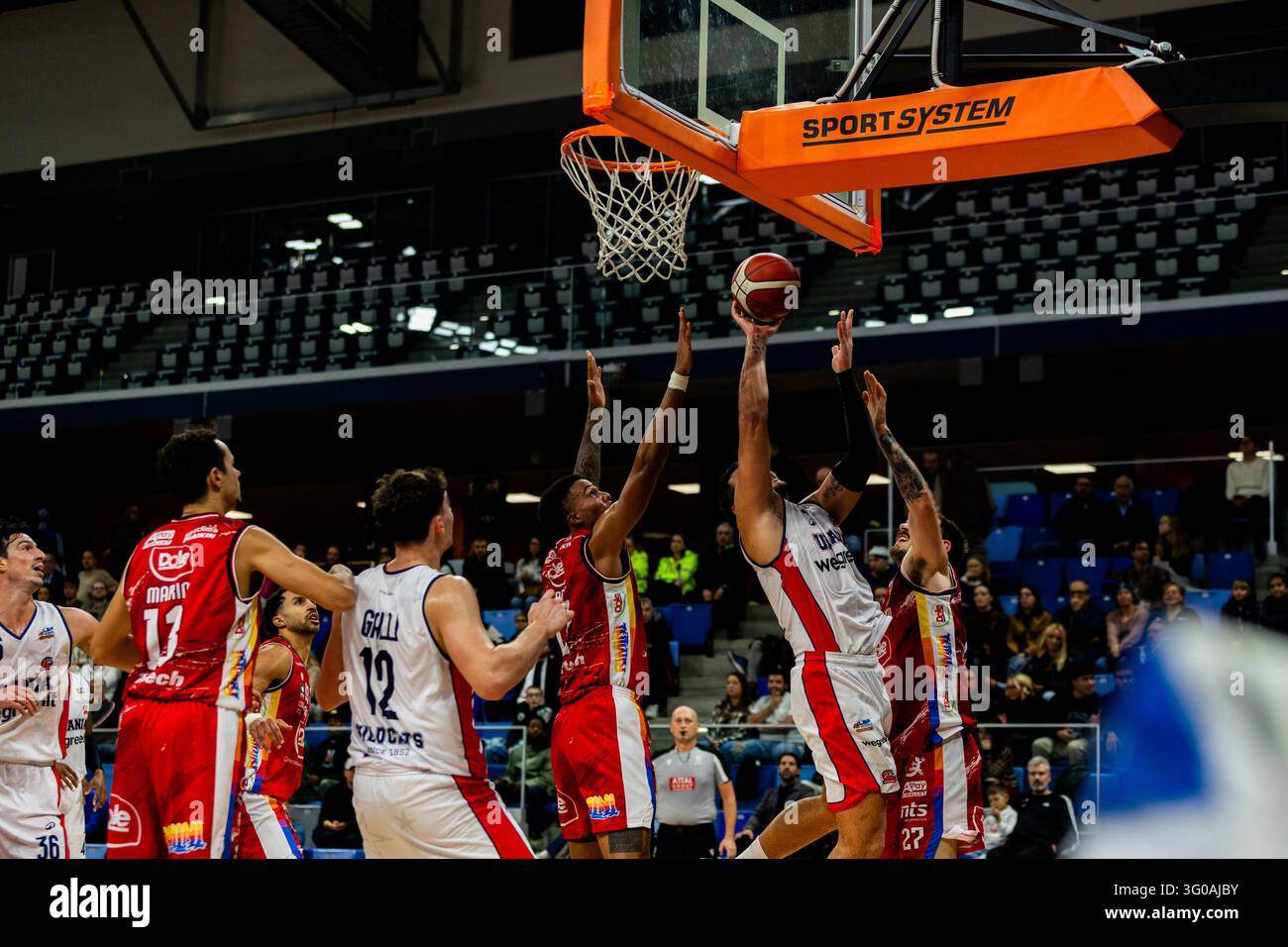 IPA90373873 - URANIA MILANO VS RBR RIMINI lors du match Wegreenit Urania Milano vs Dole Basket Rimini, match italien de basket masculin de Serie A2 à Milan, Italie, le 30 octobre 2026 Banque D'Images
