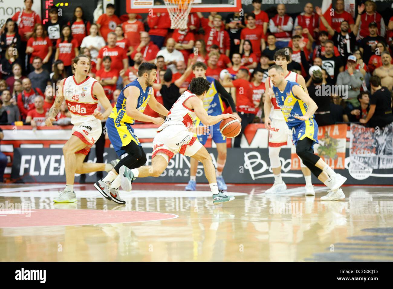 IPA90389246 - Nicolas Tanaglio (Sella Cento Basket) conduit avec le ballon lors du match Sella Cento contre UEB Gesteco Cividale dans la série A2 de basket masculin italienne à Cento, Italie, le 31 octobre 2026 Banque D'Images