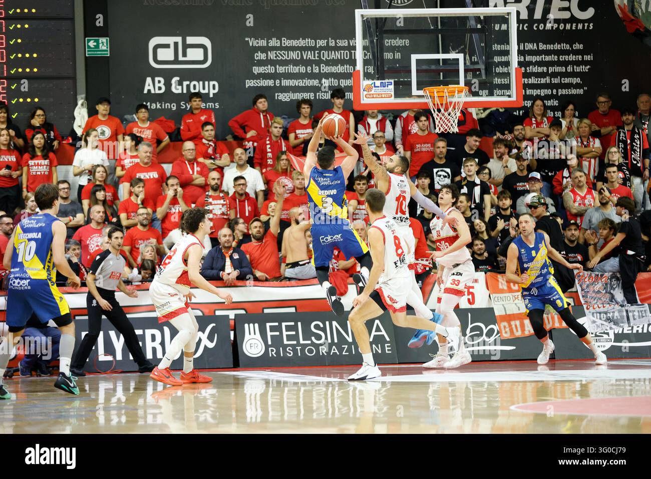 IPA90389236 - Lucio Redivo (UEB Gesteco Cividale) tire le ballon lors du match Sella Cento contre UEB Gesteco Cividale dans la série A2 de basket masculin italienne à Cento, Italie, le 31 octobre 2026 Banque D'Images