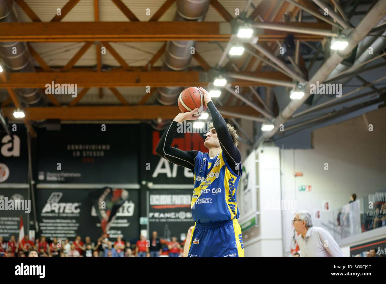 IPA90389256 - Alessandro Ferrari (UEB Gesteco Cividale) tire le ballon lors du match Sella Cento contre UEB Gesteco Cividale dans la série A2 de basket masculin italienne à Cento, Italie, le 31 octobre 2026 Banque D'Images