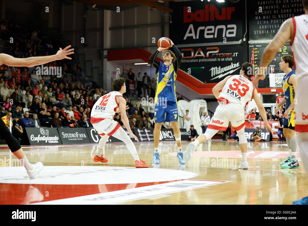IPA90389212 - Alessandro Ferrari (UEB Gesteco Cividale) tire le ballon lors du match Sella Cento contre UEB Gesteco Cividale dans la série A2 de basket masculin italienne à Cento, Italie, le 31 octobre 2026 Banque D'Images