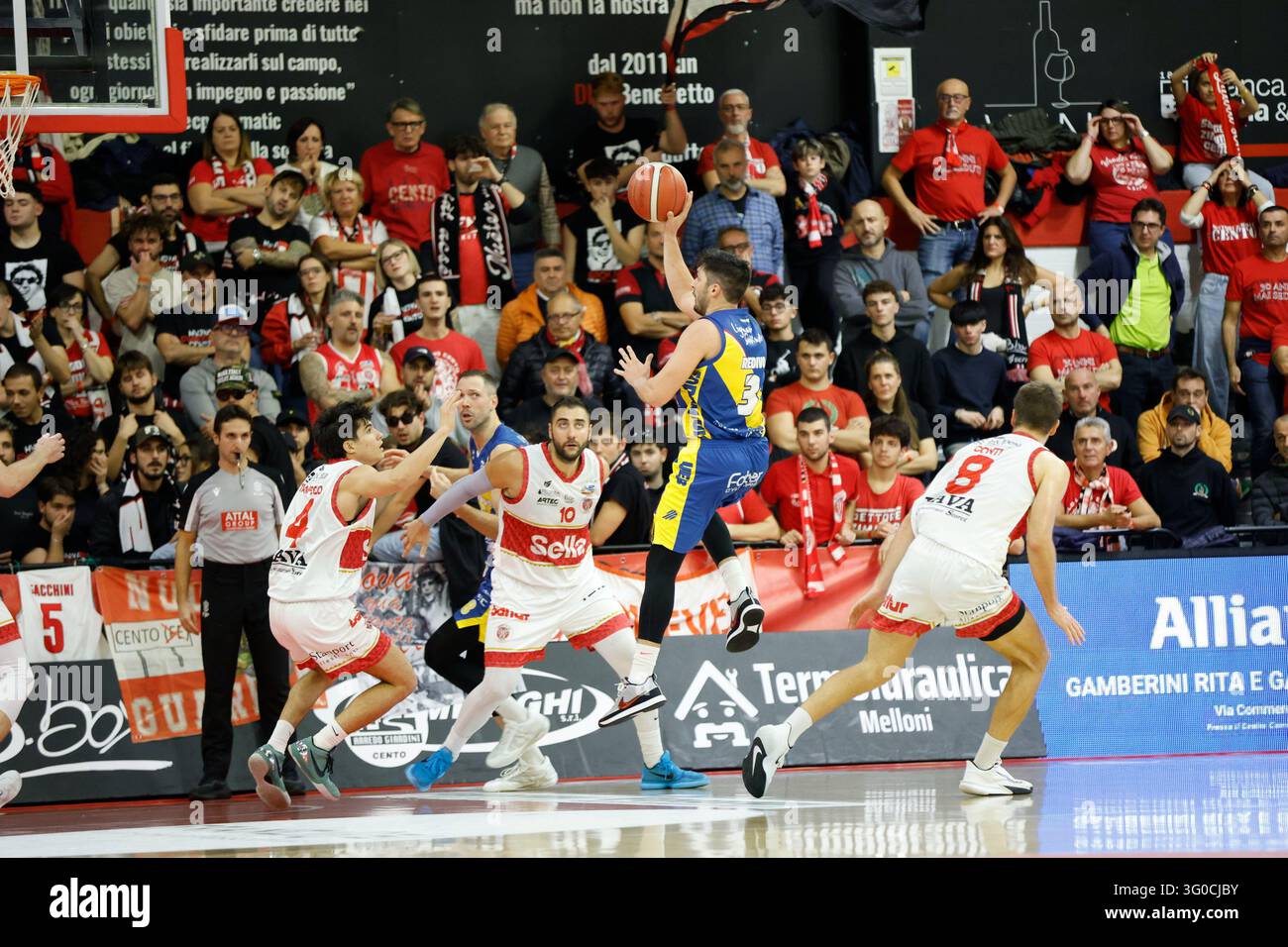 IPA90389254 - Lucio Redivo (UEB Gesteco Cividale) tire le ballon lors du match Sella Cento contre UEB Gesteco Cividale dans la série A2 de basket-ball masculin italienne à Cento, Italie, le 31 octobre 2026 Banque D'Images