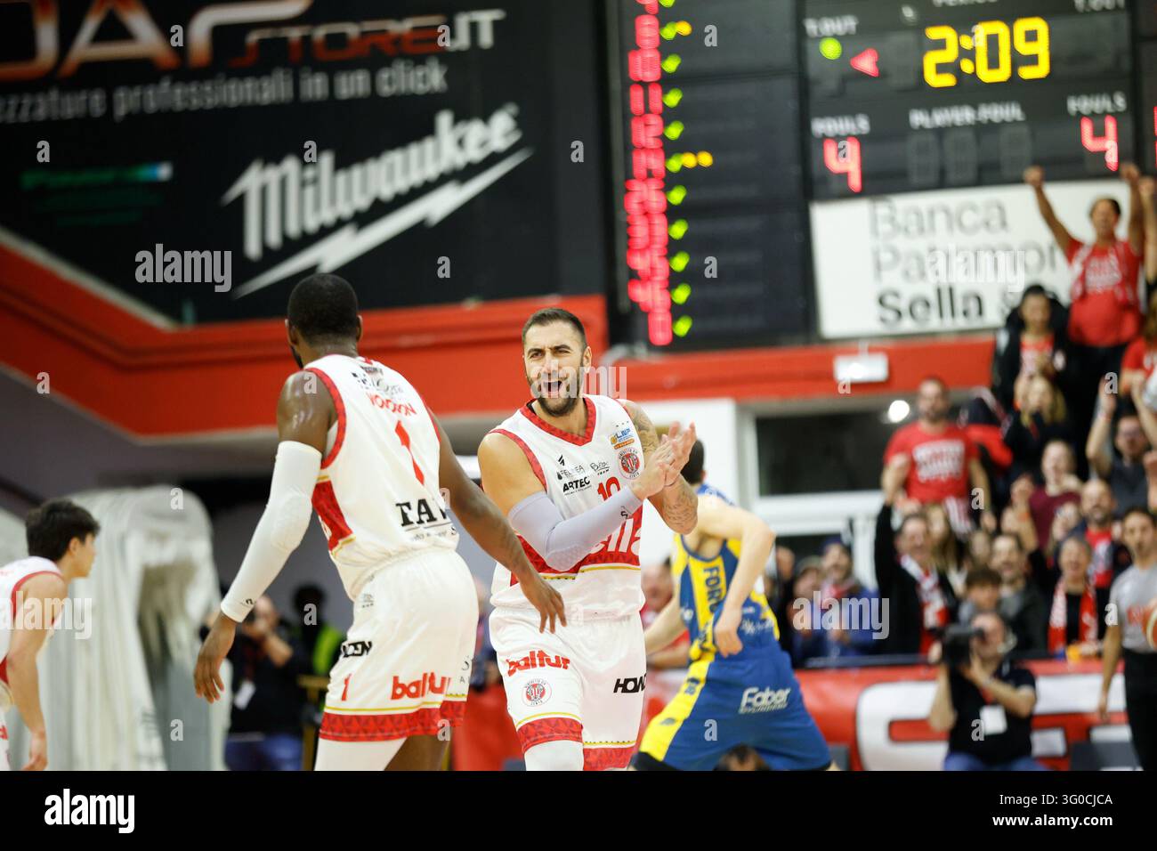 IPA90389247 - Pietro Aradori (Sella Cento Basket) réagit pendant le match Sella Cento contre UEB Gesteco Cividale de la Serie A2 masculine de basket-ball italienne à Cento, en Italie, le 31 octobre 2026 Banque D'Images