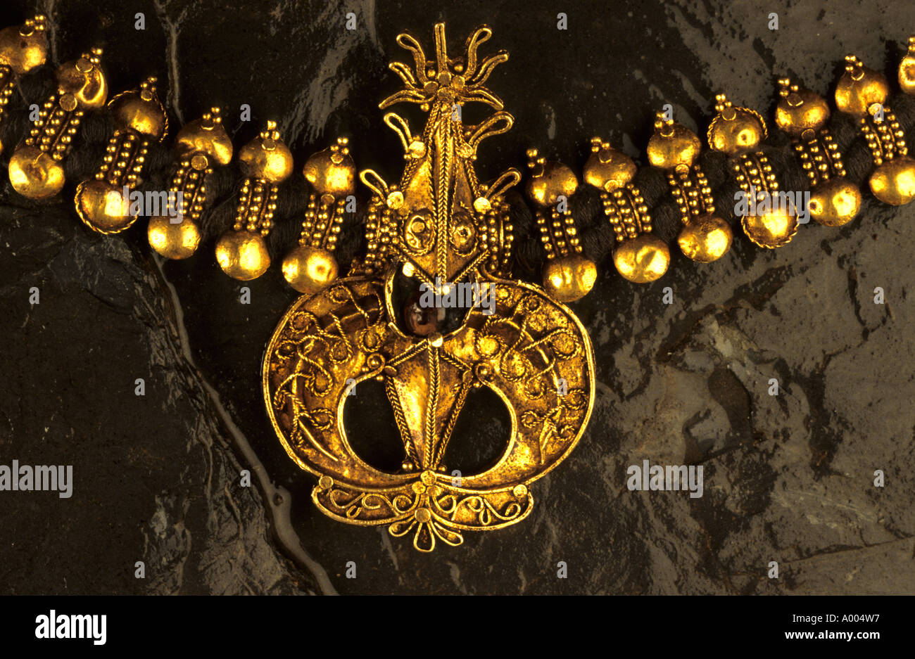 Antique Karo Batak collier en or padung padung ornement Nord Sumatra, Indonésie filigrane complexe et granulation artisanat texturé Banque D'Images