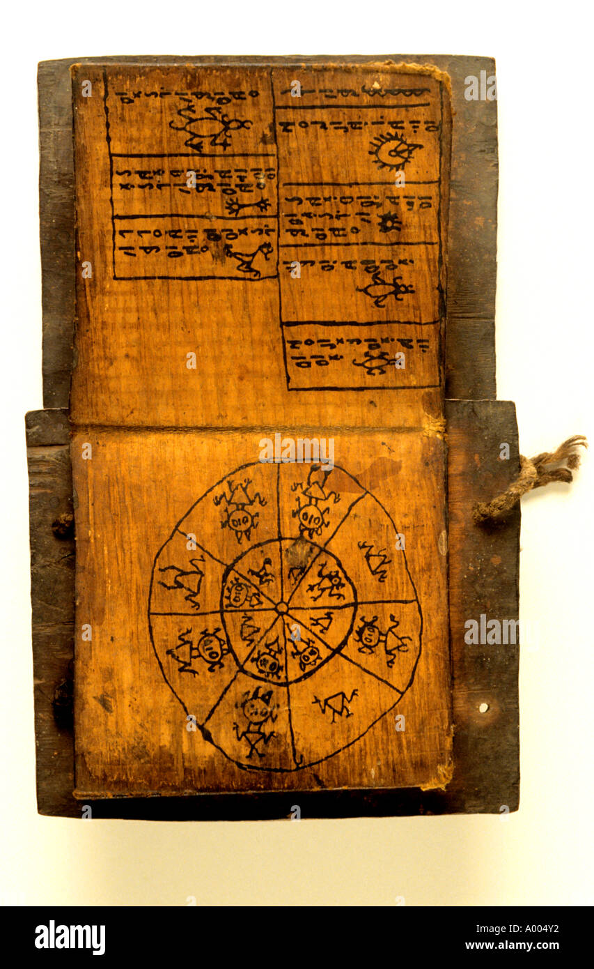 Pustaha Magic Book Toba Batak contient des formules magiques, des divinations, des recettes, des lois, écrit et compilé magicien prêtre chaman Sumatra Indonésie Banque D'Images Pustaha Magic Book Toba Batak contient des formules magiques, des divinations, des recettes, des lois, écrit et compilé magicien prêtre chaman Sumatra Indonésie Banque D'Images
