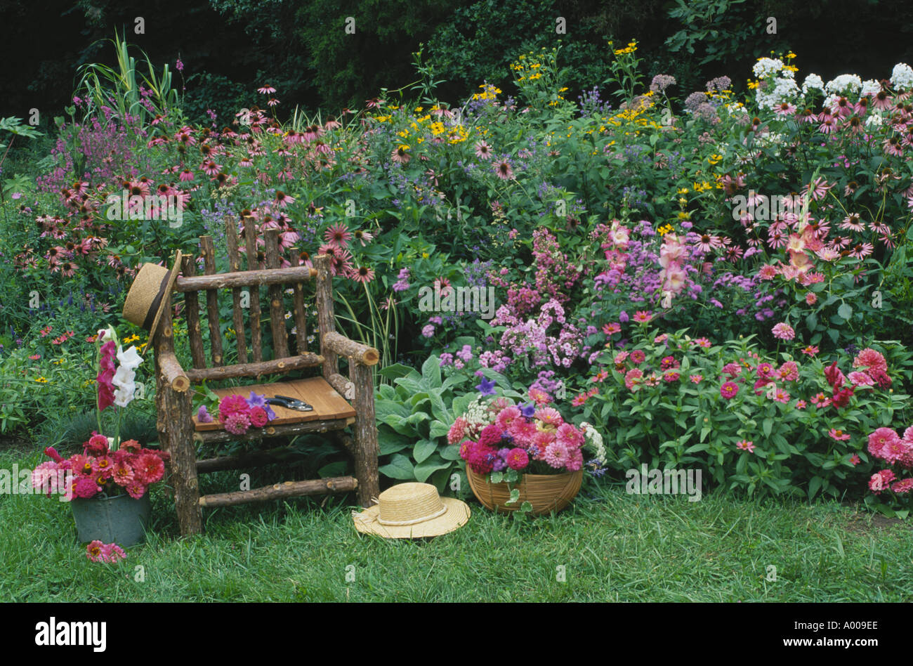Jardin Romantique : fait main basse-cour rustique chaise de jardin de fleurs accueil de roses et rouges et de chapeaux 2 - son et le sien, Midwest USA Banque D'Images