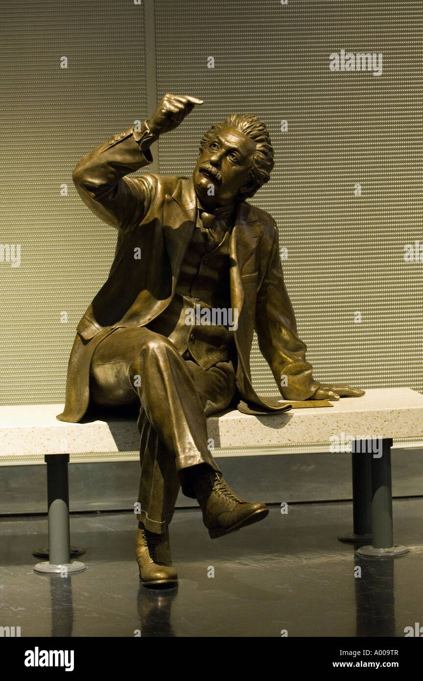 Statue en bronze d'Albert Einstein, physicien théorique à l'Gunther profondeurs de l'espace salle d'exposition, Griffith Observatory Banque D'Images