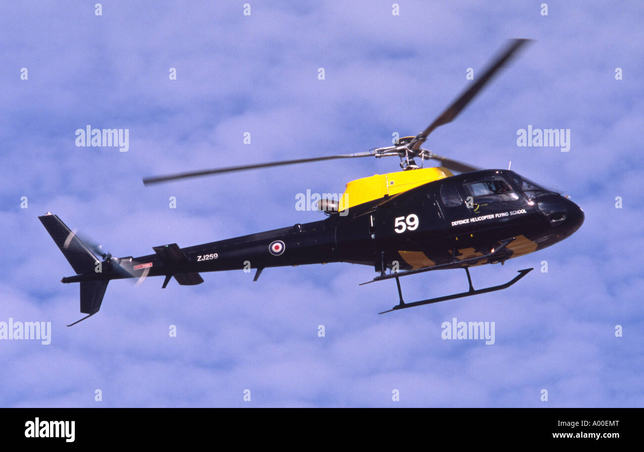 Eurocopter AS-350BB Squirrel HT1 exploité par la défense RAF Helicopter Flying School faire un défilé à Fairford RIAT Banque D'Images