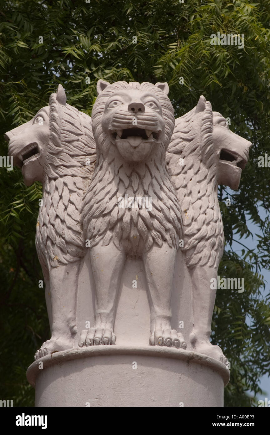 Copie de la colonne d'Ashoka avec quatre lions, symbole de l'Inde Sarnath Varanasi dans l'Uttar Pradesh en Inde Banque D'Images