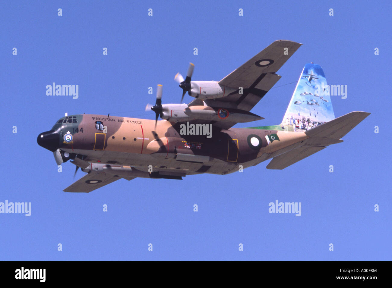 Lockheed C-130B Hercules exploité par la Force aérienne pakistanaise escalade après son décollage de RAF Fairford Banque D'Images