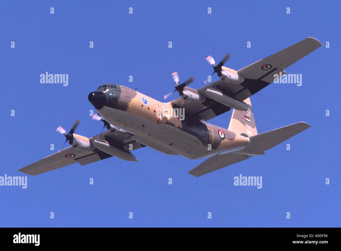 Lockheed C-130H Hercules utilisés par la Royal Jordanian Air Force escalade après le décollage à RAF Fairford Banque D'Images
