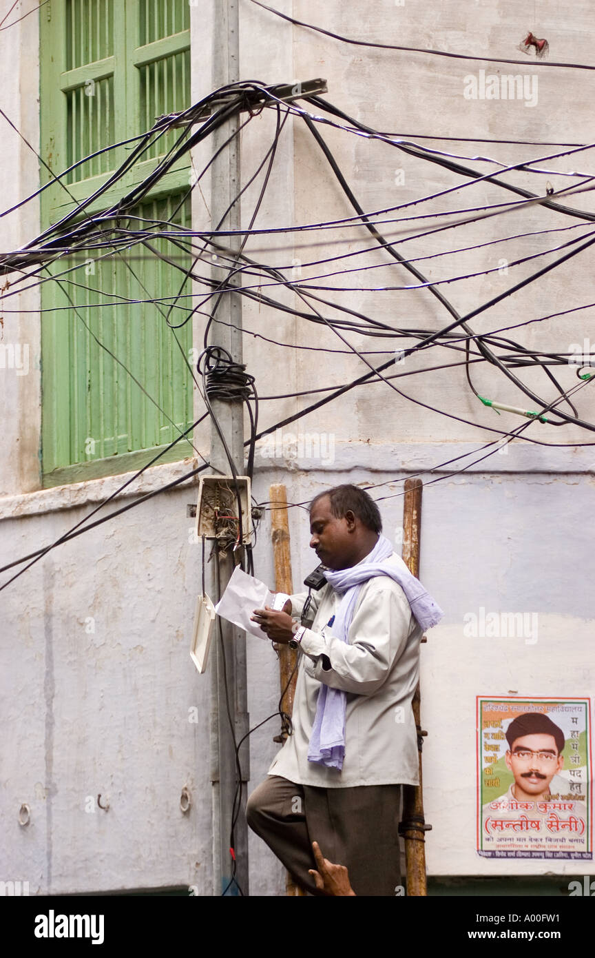 Homme réparation des lignes téléphoniques à Varanasi Uttar Pradesh, Inde Banque D'Images
