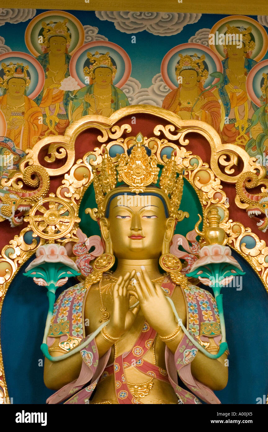 Grande statue de Bouddha en or à l'Institut bouddhiste Giac Vien Bihar Bodhgaya en Inde Banque D'Images