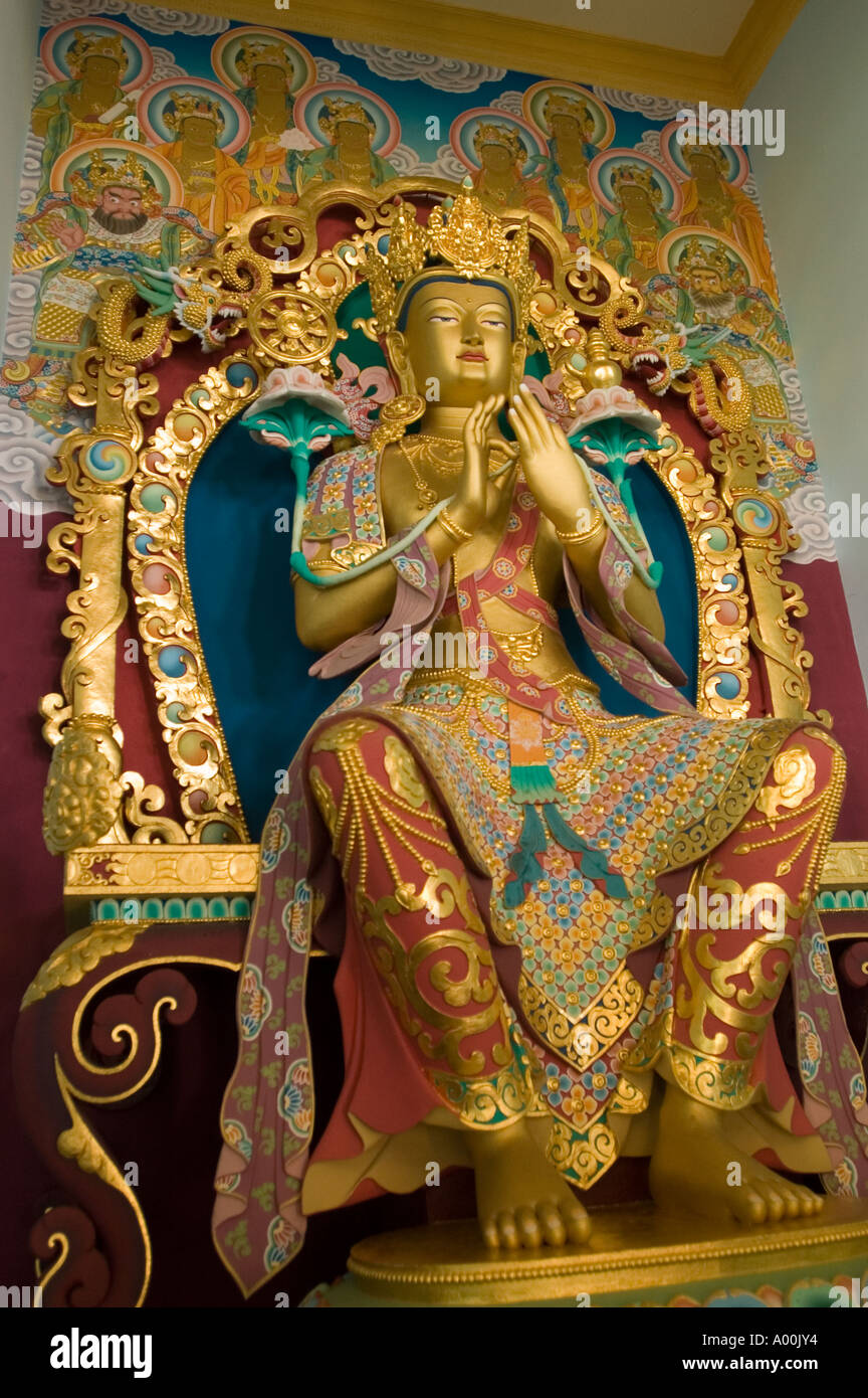 Grande statue de Bouddha en or à l'Institut bouddhiste Giac Vien Bihar Bodhgaya en Inde Banque D'Images