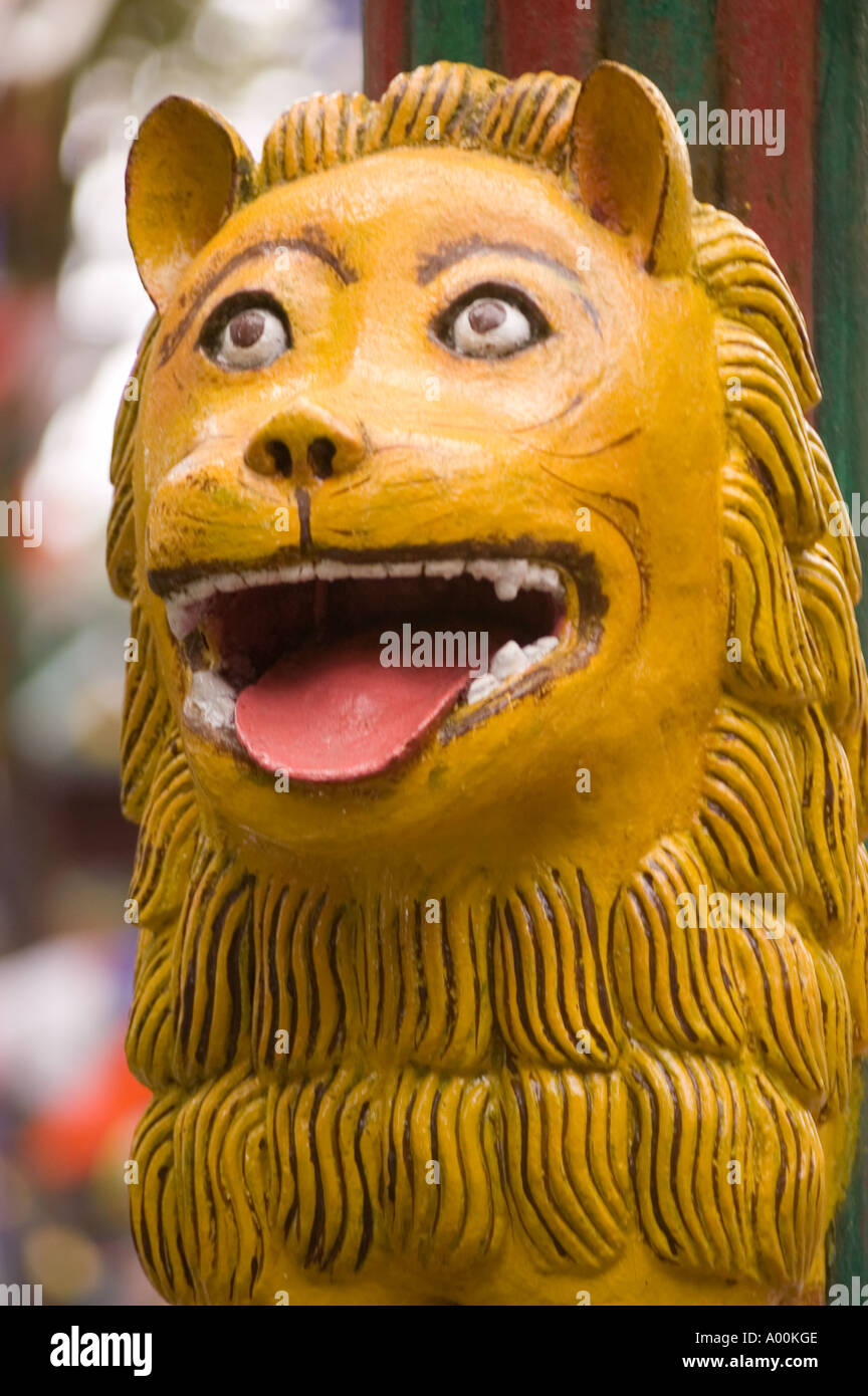 Statue de Lion à Darjeeling temple hindou de l'ouest du Bengale en Inde Banque D'Images