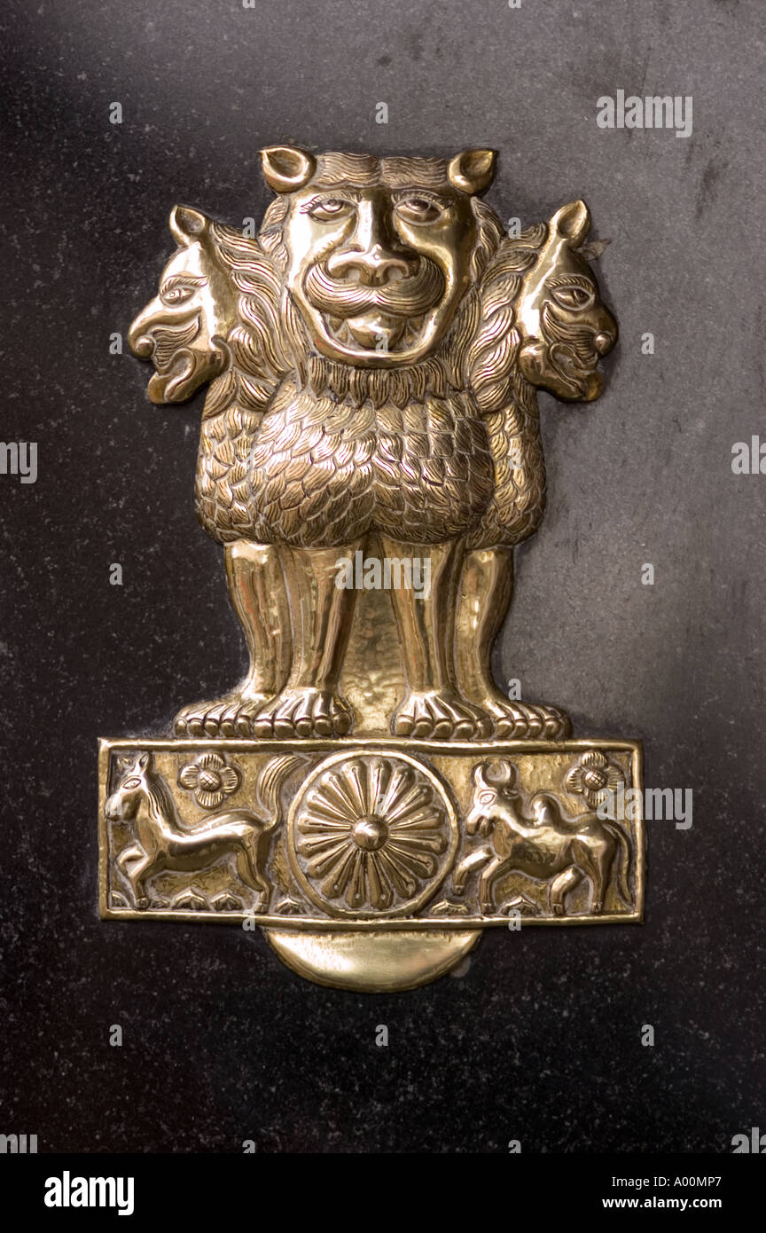 Metal bas-relief montrant la colonne d'Ashoka avec quatre lions, symbole de l'Inde Banque D'Images