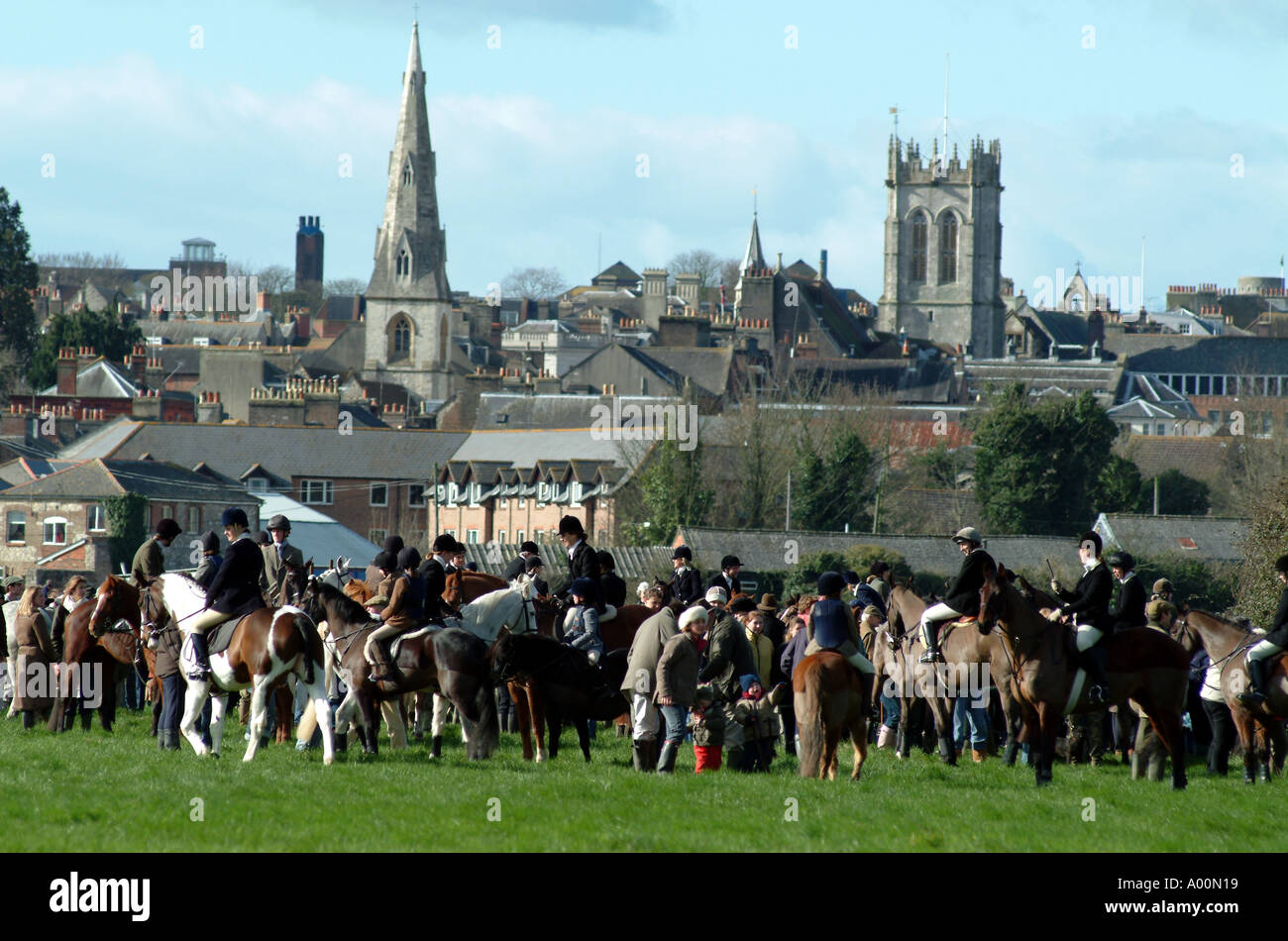 Les partisans de recherche de répondre à Dorchester Dorset deux jours après l'interdiction de chasse est devenue loi en Angleterre UK Fox hunting Banque D'Images