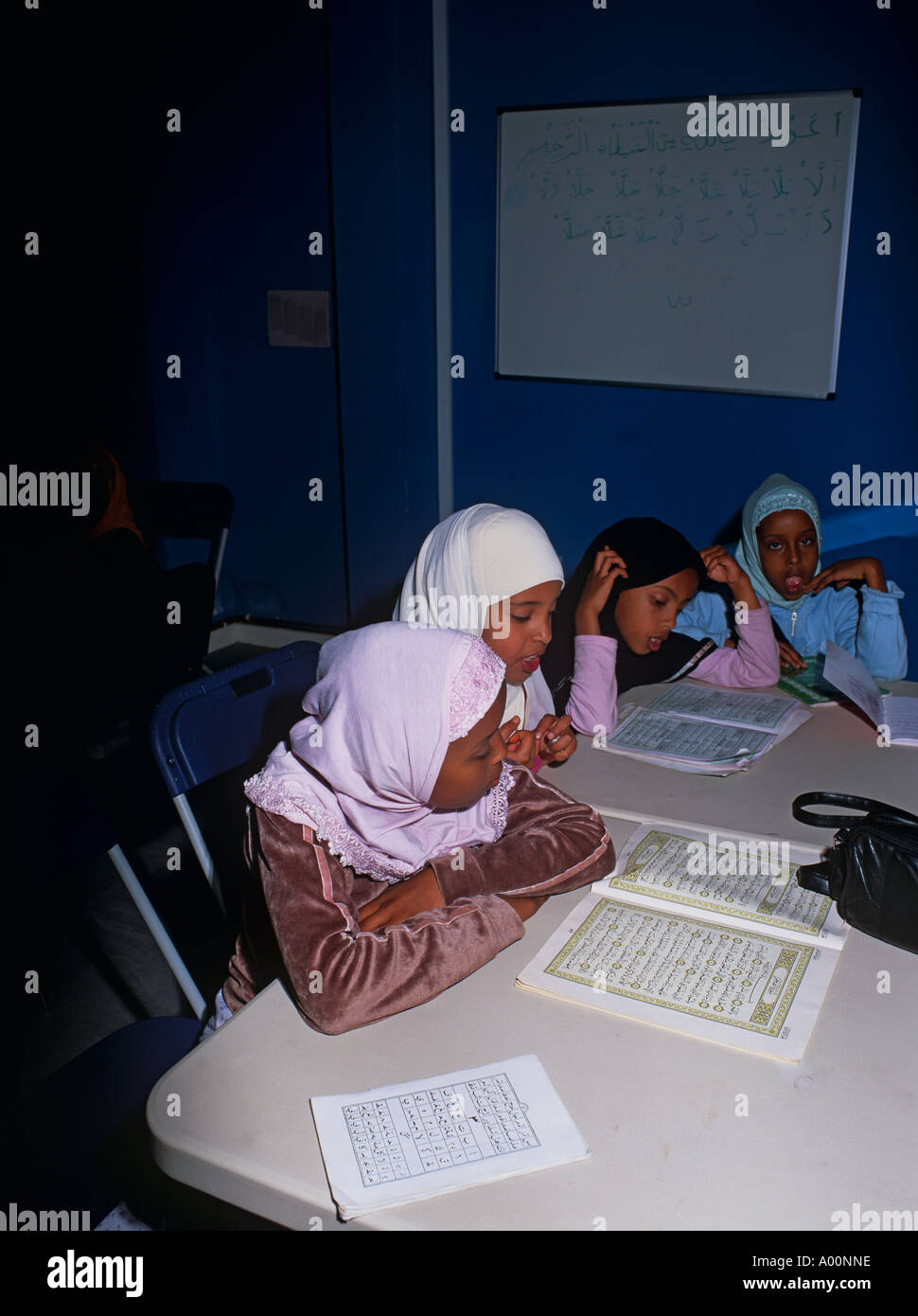 Les filles en mousseline lecture Coran UK school, Toxteth Liverpool, Royaume-Uni Banque D'Images