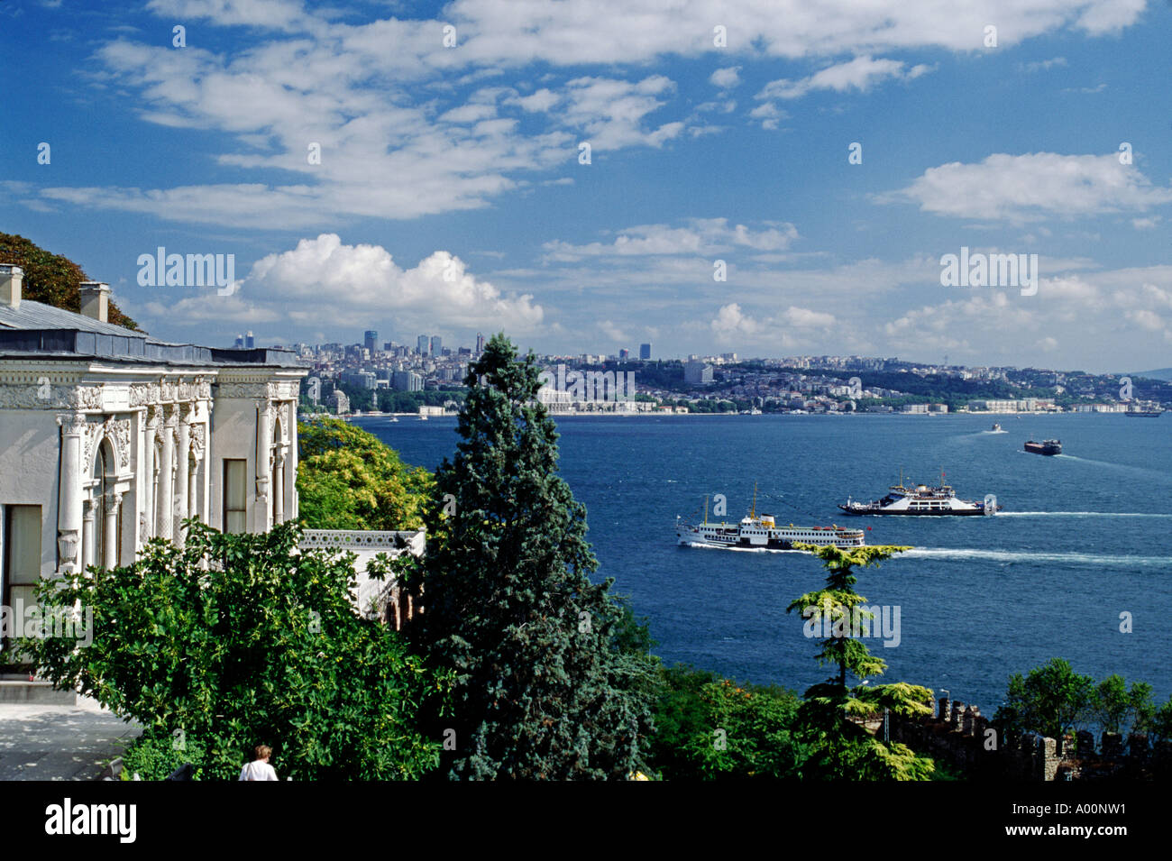 Bateaux sur le Bosphore vu depuis le palais de Topkapi Istanbul Turquie Banque D'Images