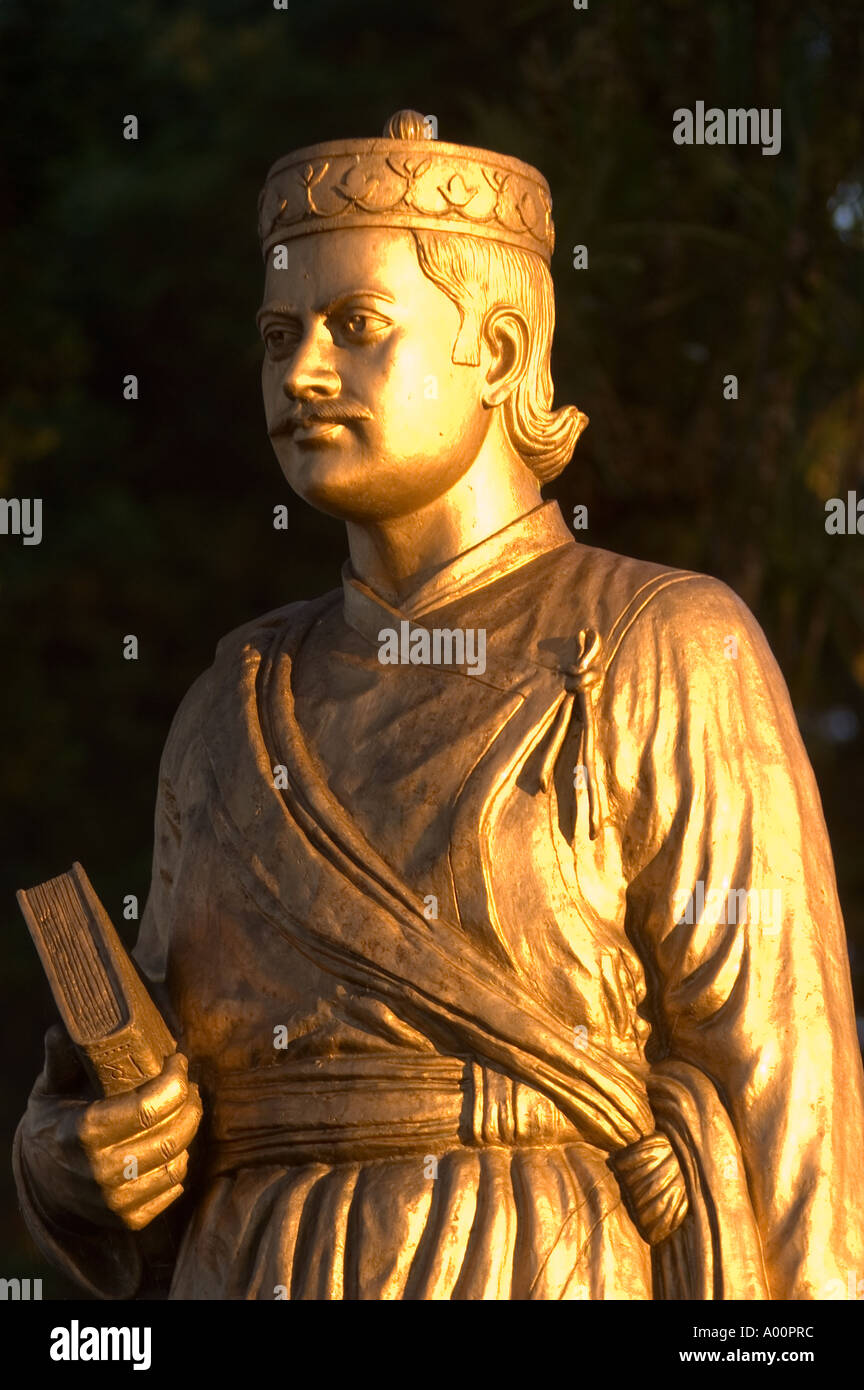 Statue dorée de Bhanu Bhakta Acharya, poète national népalais, sur la place Chowrasta à Darjeeling, au Bengale occidental, en Inde. Banque D'Images