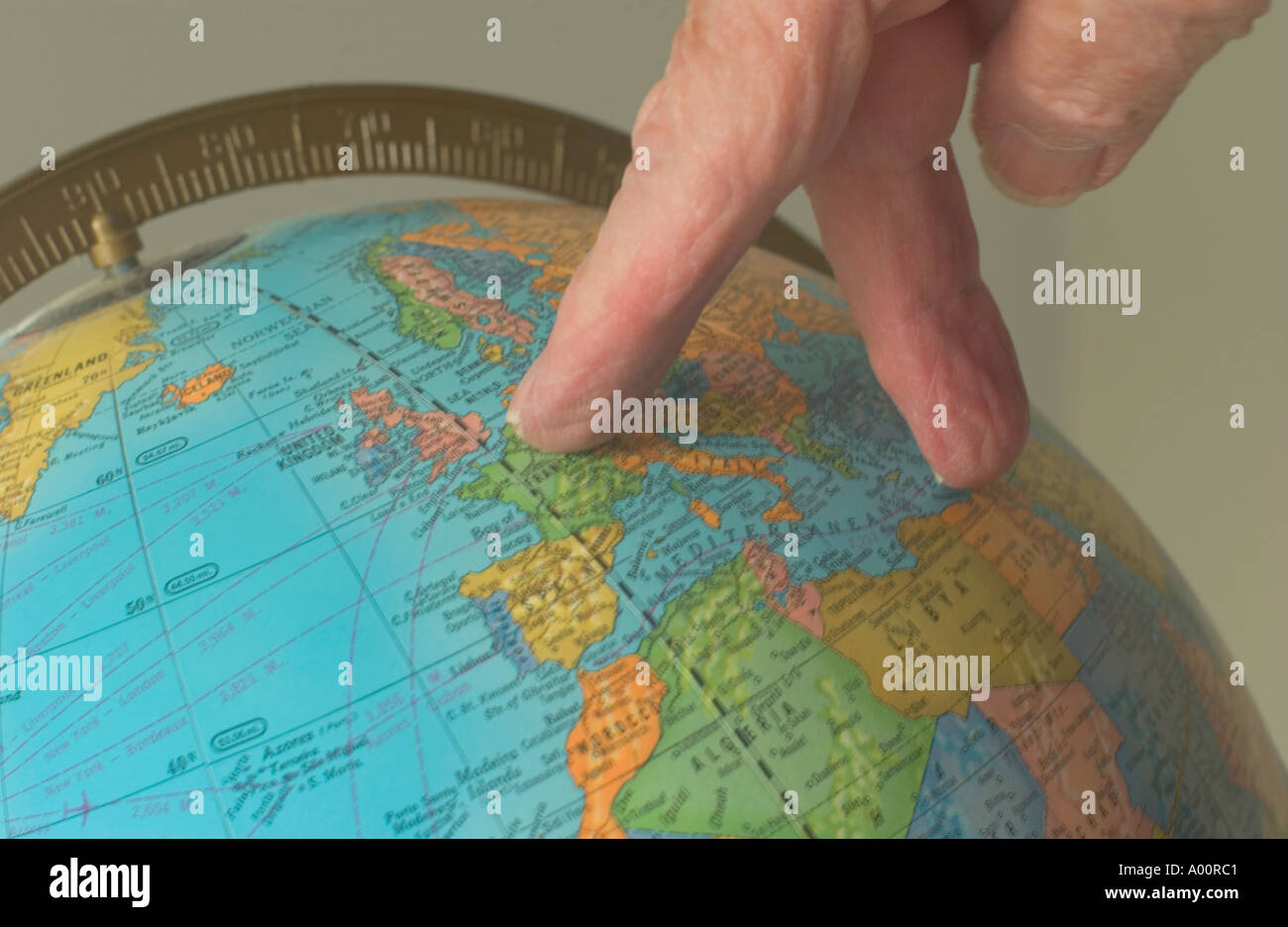 Gros plan conceptuel de deux doigts sur la zone de traçage sur globe Banque D'Images