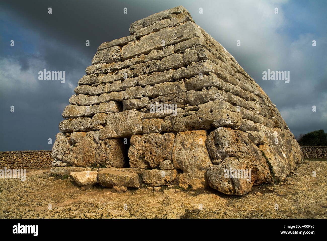 dh Naveta NAVETA DES TUDONS MENORCA préTalayote tombe de chambre funéraire le plus ancien bâtiment couvert d'Espagne Banque D'Images