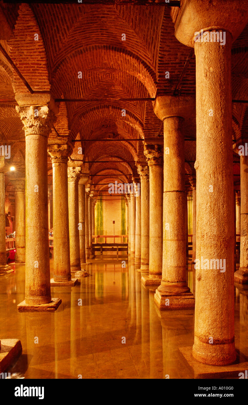 Le réservoir souterrain a été construit en 532 AD par Justian pour stocker l'eau de l'Emperors Palace Istanbul Turquie Banque D'Images