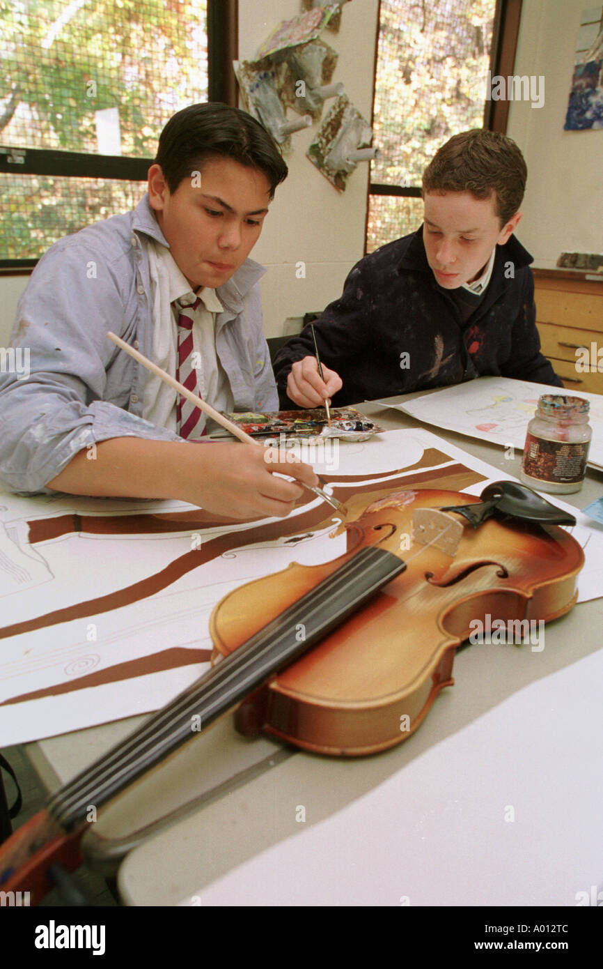 Les garçons adolescents en classe de violon de dessin art école privée indépendante Banque D'Images