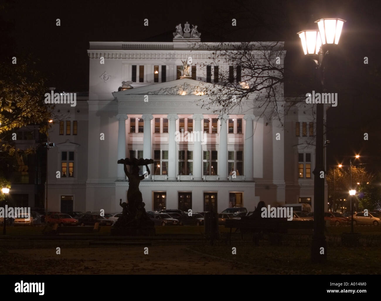 Opéra National de nuit avec la nymphe de fontaine dans sillouette Riga Banque D'Images