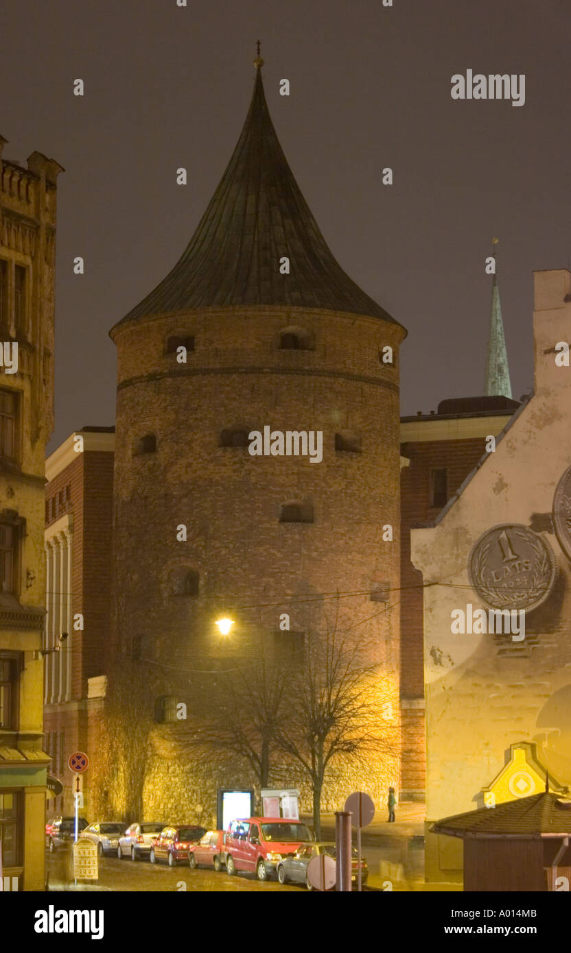 La tour Poudrière Pulvertornis nuit à Riga Banque D'Images