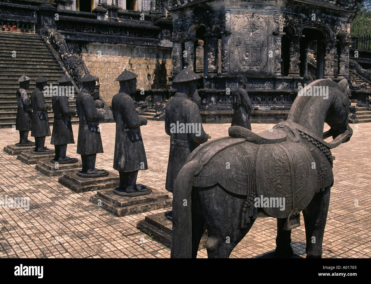 Mandarin Pierre gardes d'honneur au tombeau de Khai Dinh Hue Vietnam Banque D'Images