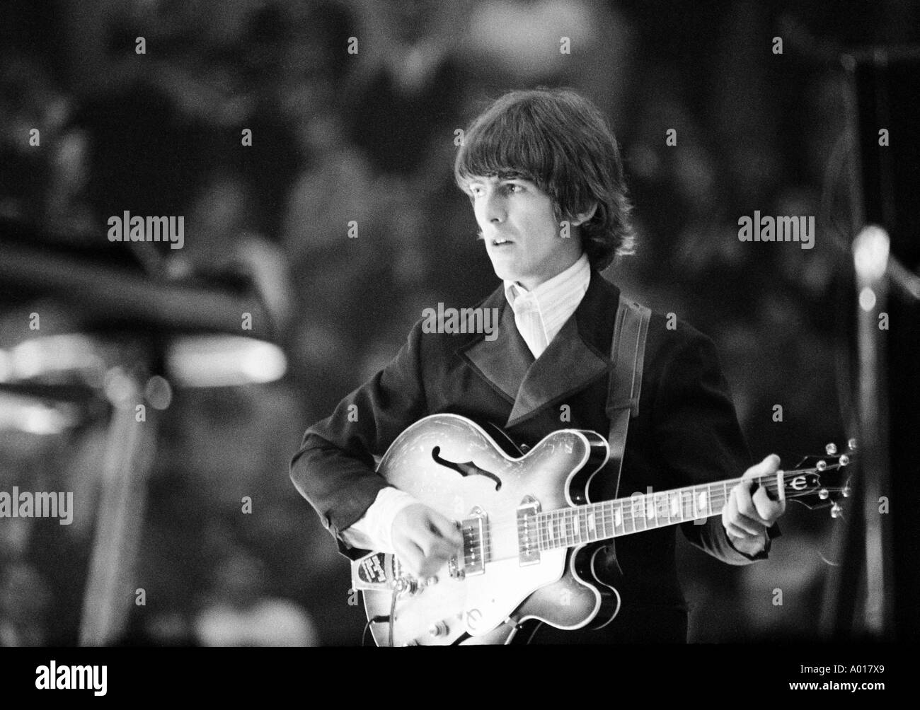 Les Beatles, concert à Essen, Ruhr, Salle Grugahalle, 1966, 1960, 1960, Angleterre, Londres, Grande-Bretagne, groupe de pop britannique, de la musique, musicien, groupe, musique pop, chanteurs, George Harrison, guitare, B&W, noir et blanc, photographie noir et blanc Banque D'Images