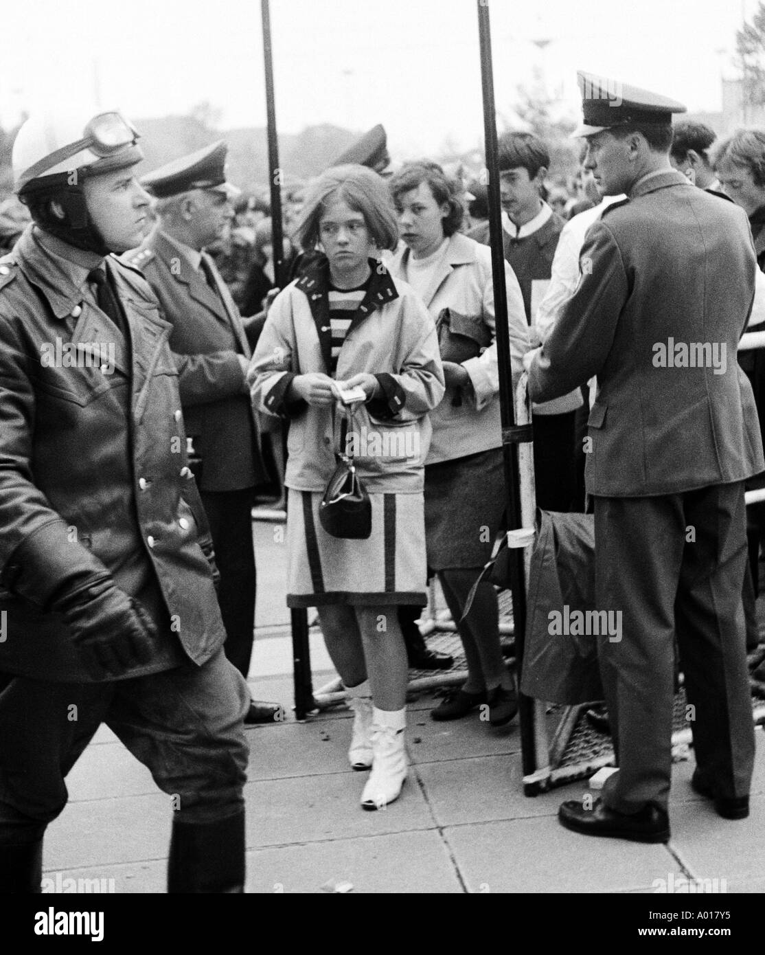 Les Beatles, concert à Essen, Ruhr, Salle Grugahalle, 1966, 1960, 1960, Angleterre, Londres, Grande-Bretagne, groupe de pop britannique, de la musique, musicien, groupe, de musique populaire, les chanteurs, les jeunes, l'ouverture de l'entrée, les jeunes, filles, garçons, ados, adolescent, fans Banque D'Images