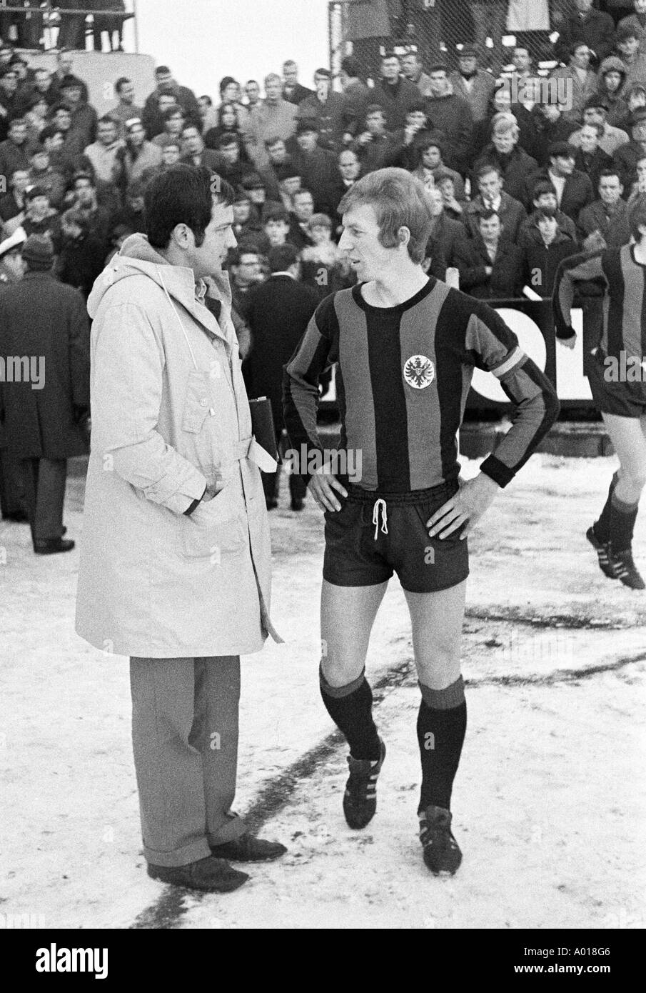 Football, Bundesliga 1969/1970 Borussia Moenchengladbach, contre Eintracht Frankfurt 1:2, Boekelberg Stadium, Jürgen Grabowski parle, B&W, noir et blanc, photographie noir et blanc Banque D'Images