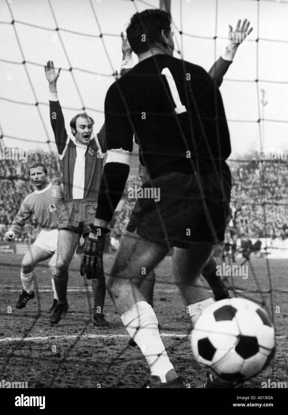 Football, Bundesliga 1969/1970 Borussia Moenchengladbach, contre TSV 1860 München 3:1, Boekelberg Stadium, scène du match, le gardien de but, Moenchengladbach Petar Radenkovic, Koeppel réjouissance, B&W, noir et blanc, photographie noir et blanc Banque D'Images