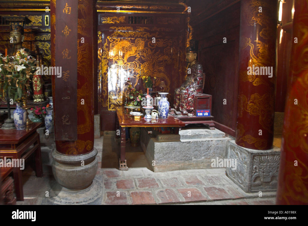 L'intérieur du temple l'ancienne capitale de Hoa Lu près de Ninh Binh au nord Vietnam Banque D'Images