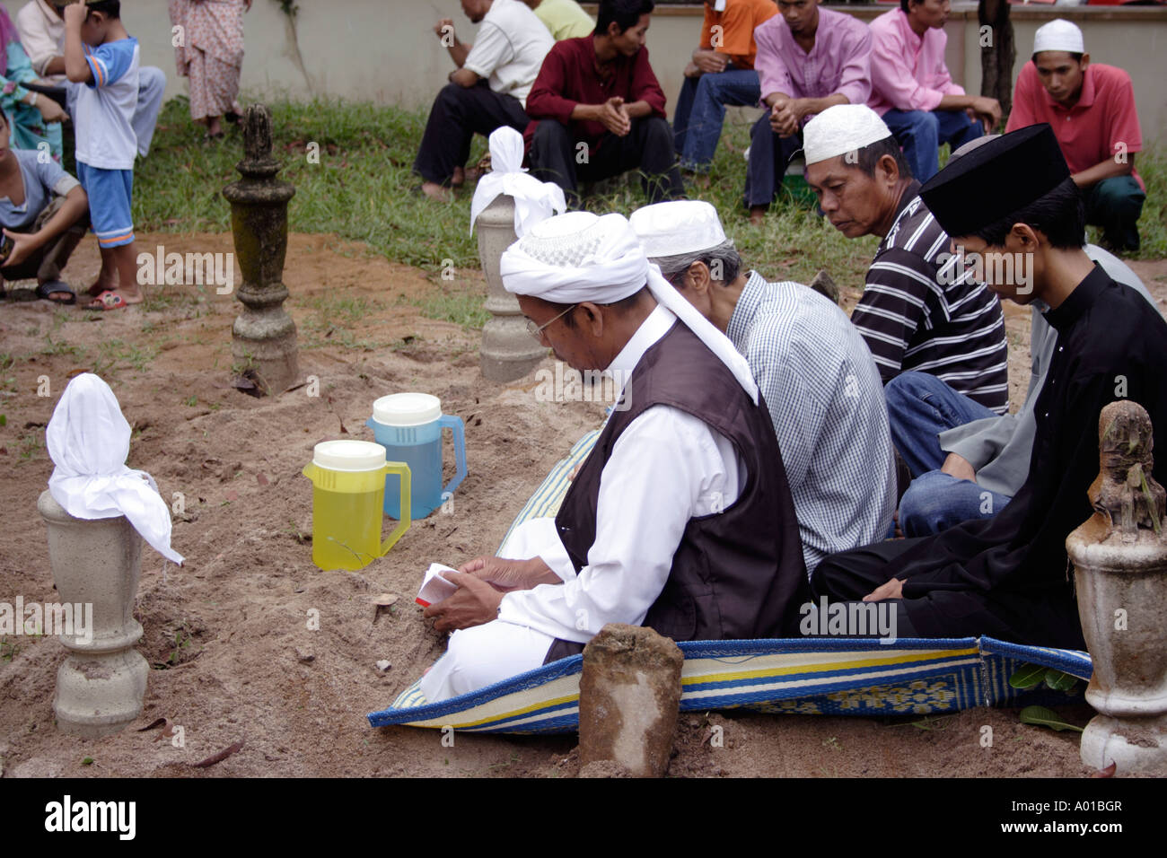 Les musulmans dans un salon funéraire en Malaisie. Banque D'Images