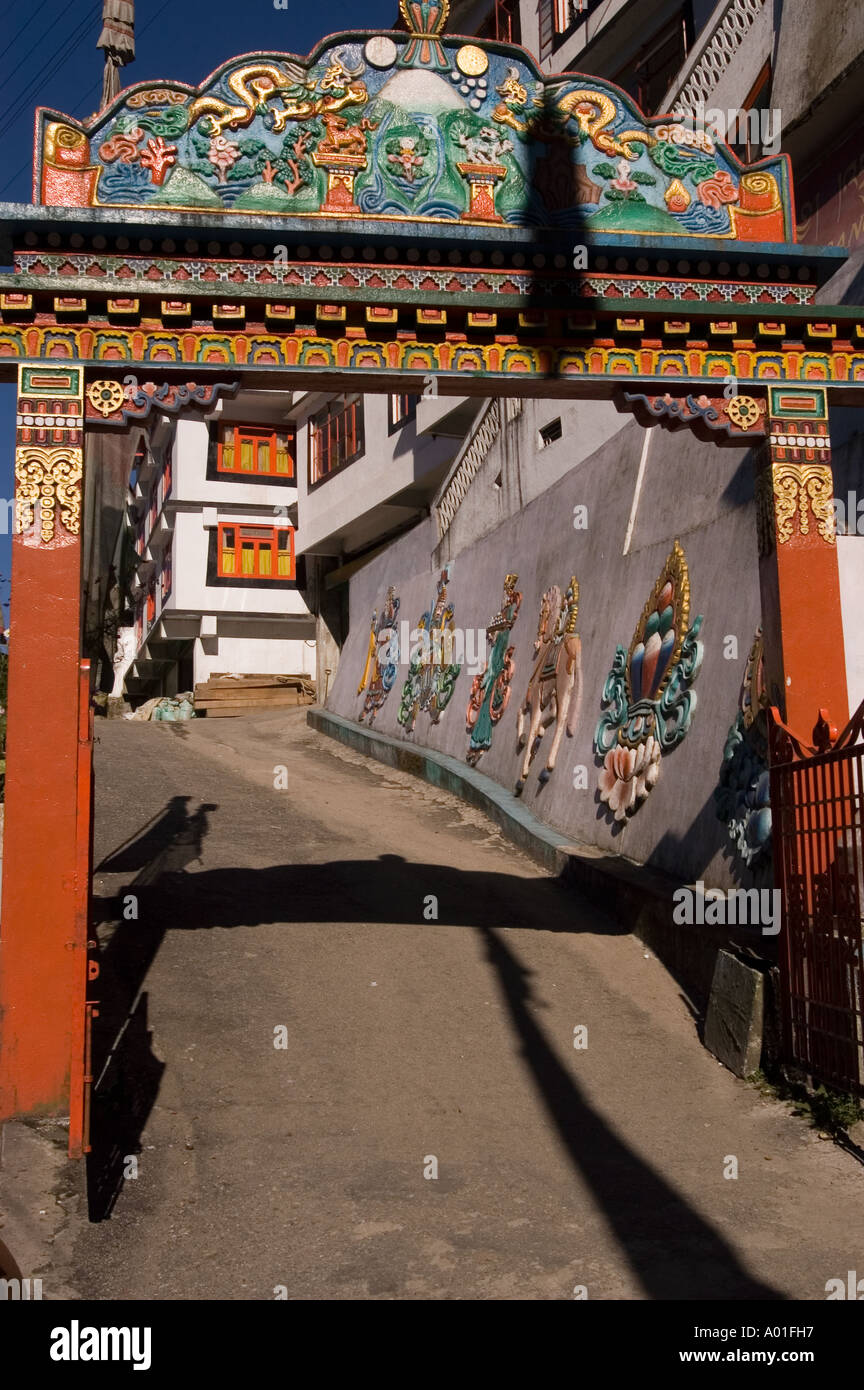 Entrée richement sculptée du monastère Druk Thubten Sangag Choeling, un site Drukpa Kagyu à Darjeeling, en Inde, avec des bouddhistes colorés Banque D'Images
