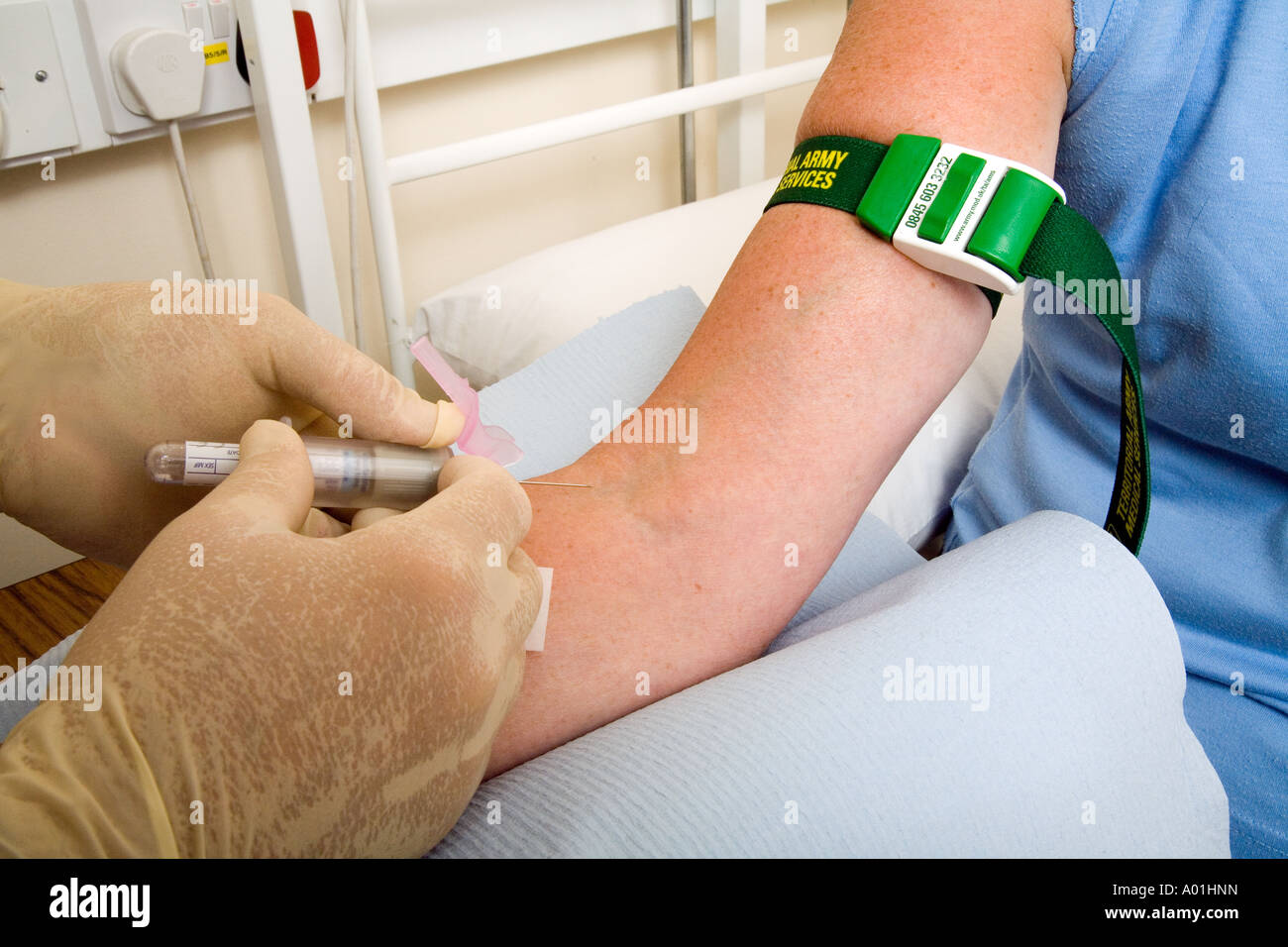 Prendre échantillon de sang du patient de l'hôpital Banque D'Images