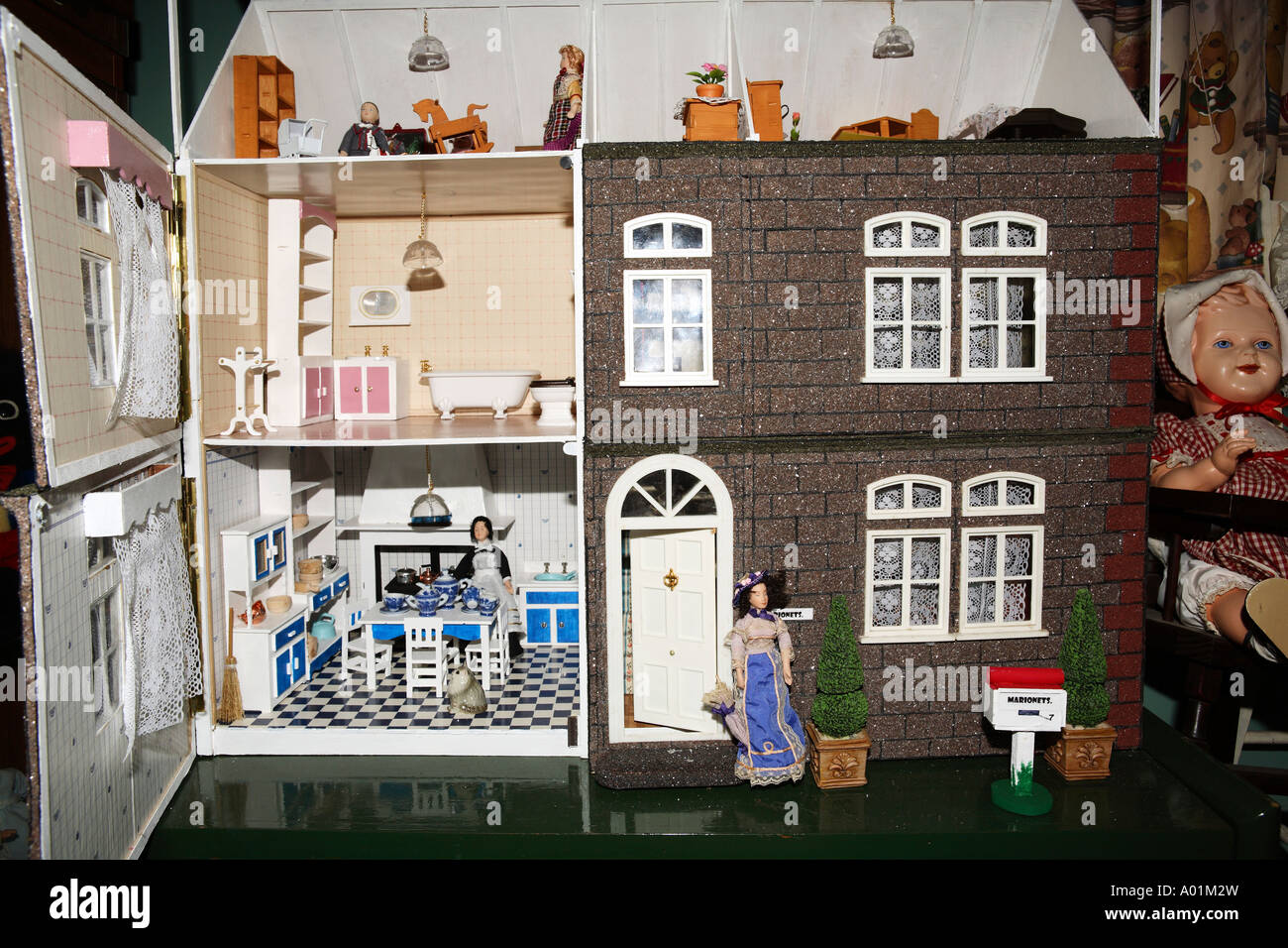 Jolie ancienne maison des poupées de deux étages avec des meubles et poupées Banque D'Images