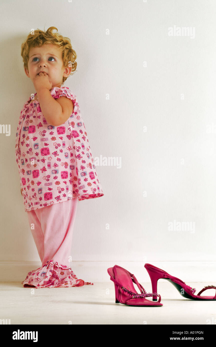 Enfant avec hautes chaussures de talon Photo Stock - Alamy