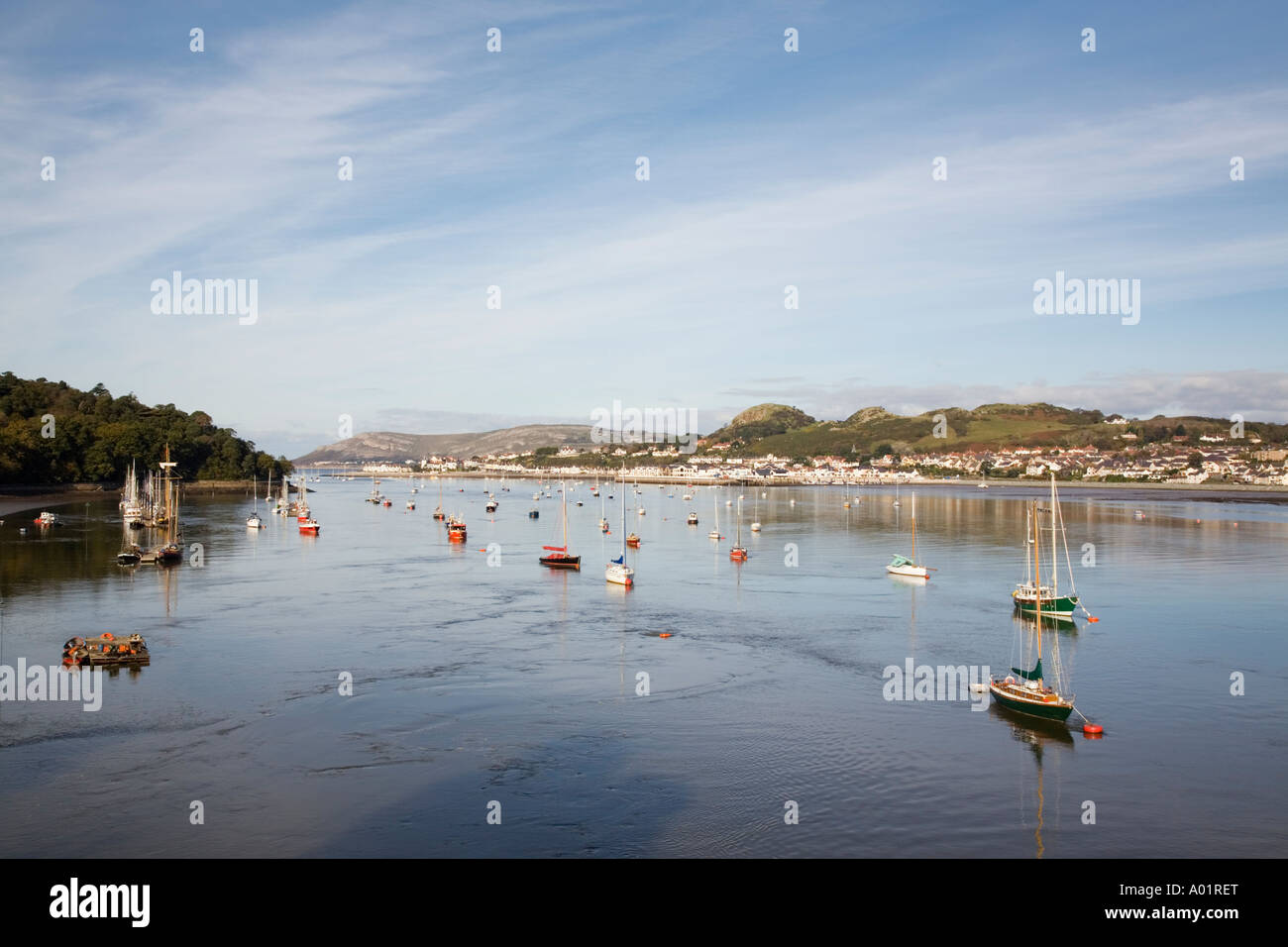 Vue de Deganwy bateaux amarrés sur l'estuaire de la rivière Conwy Afon Conwy dans le Nord du Pays de Galles Royaume-uni Grande-Bretagne Banque D'Images