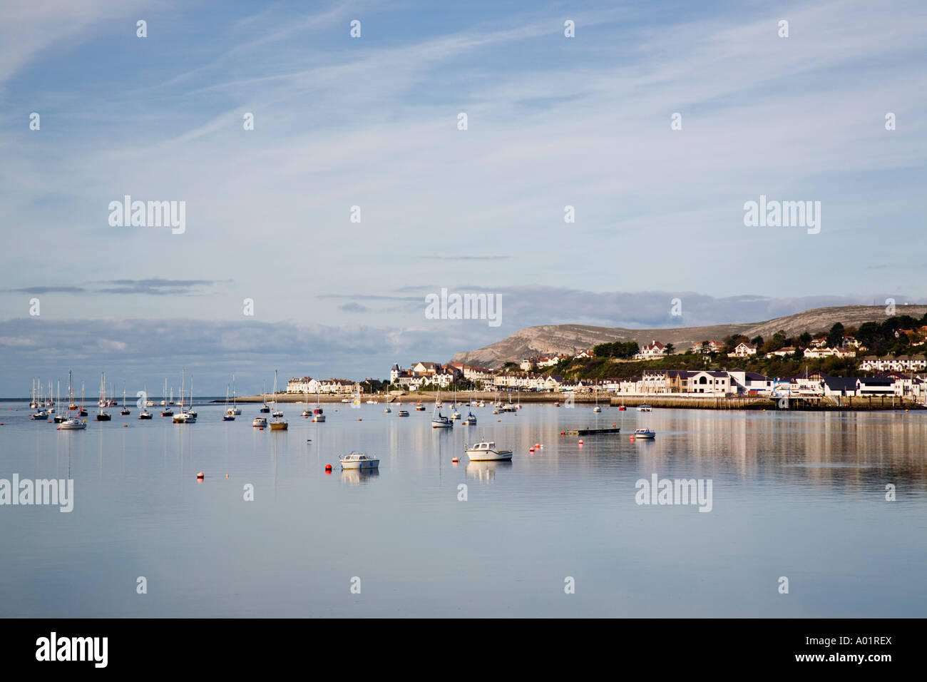 Bateaux amarrés sur Afon Conwy et de l'estuaire de la rivière avec vue sur le Nord du Pays de Galles Conwy Deganwy UK Banque D'Images