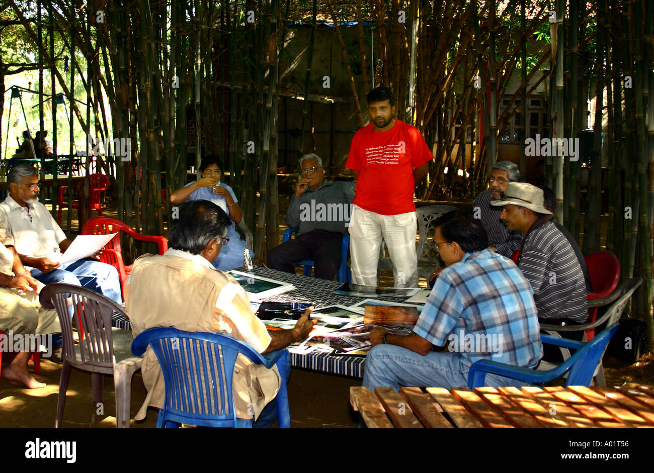 Discussion en groupe de photographes fineart inde Banque D'Images