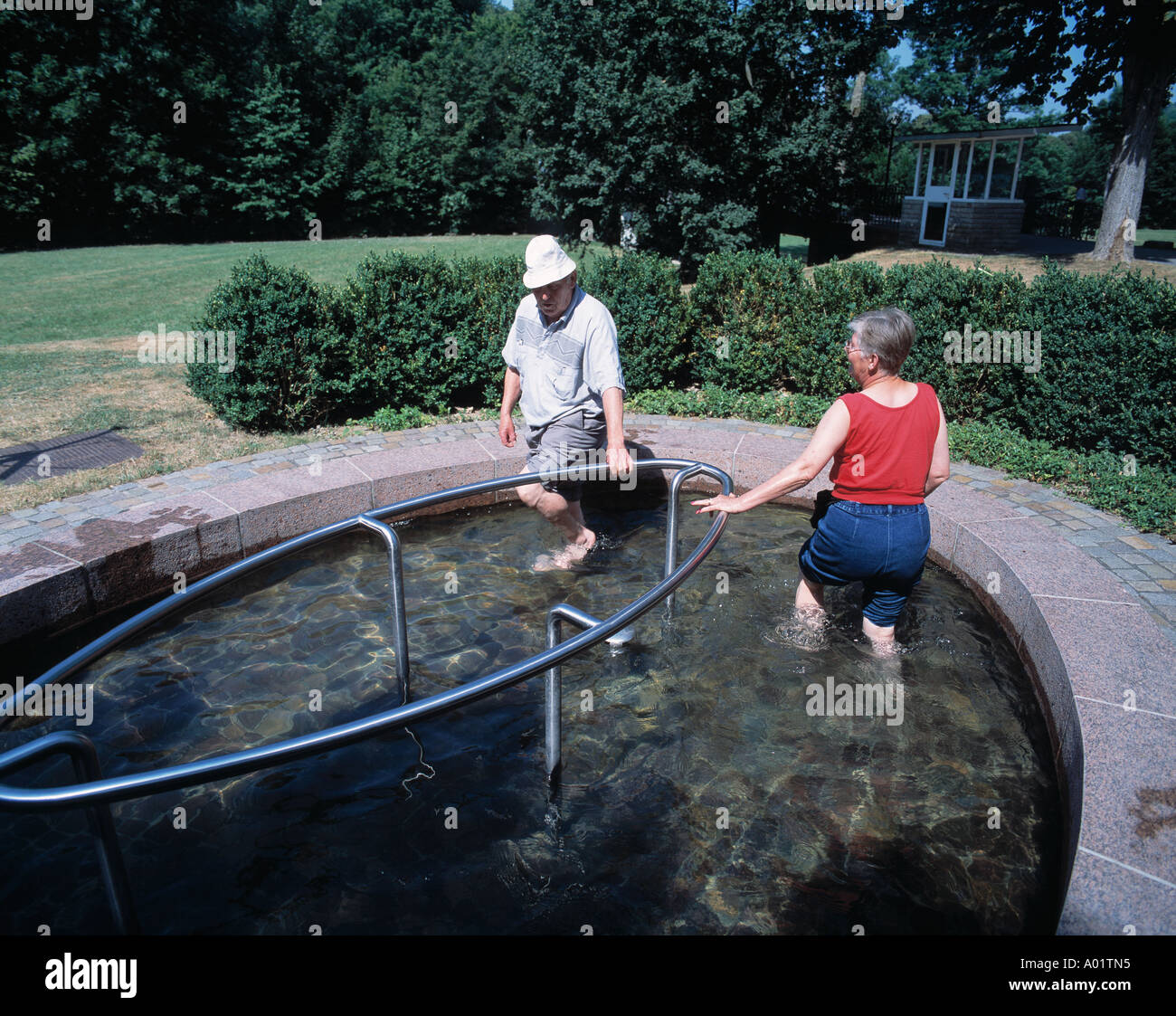 D-Bad Mergentheim, Tauber, Bade-Wurtemberg, jardins du spa, de l'eau cure, cure Kneipp, les patients prenant un traitement de l'eau Banque D'Images